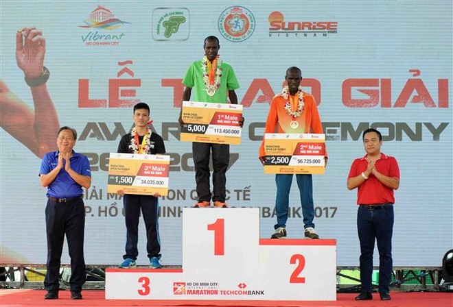 Over 5,000 runners join HCM City International Marathon ảnh 3