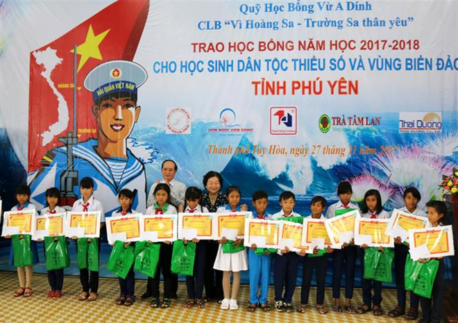 Scholarships presented to students in flood hit regions ảnh 1 Scholarships presented to students in flood hit regions ảnh 1