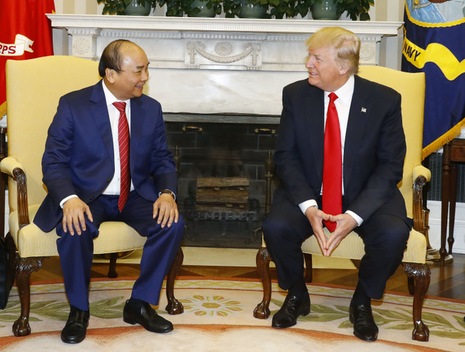 PM Phuc, President Trump talk ways to advance Vietnam-US ties ảnh 1