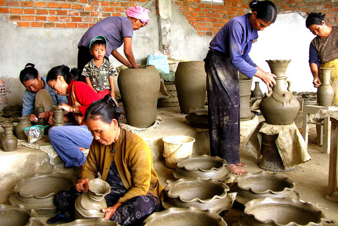 Khanh Hoa: ceramic, brocade exhibition highlights Cham culture ảnh 1