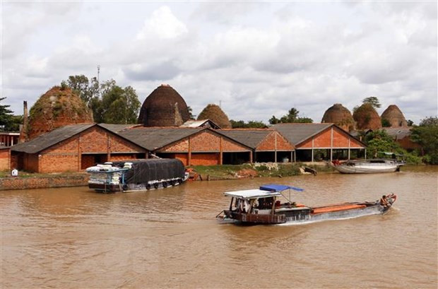 Vinh Long’s pottery village - kingdom of red ceramics ảnh 1