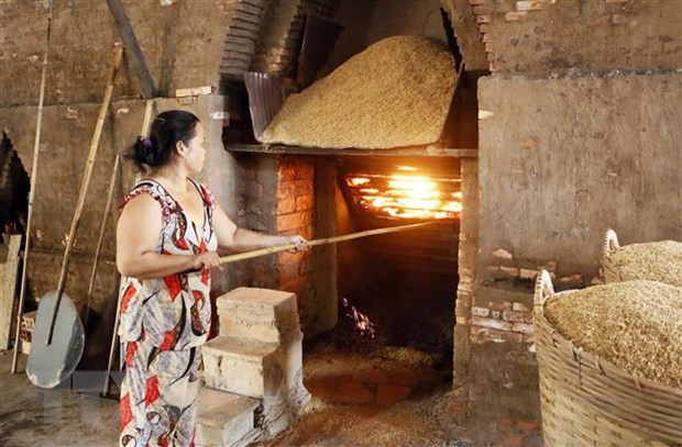 Vinh Long’s pottery village - kingdom of red ceramics ảnh 4
