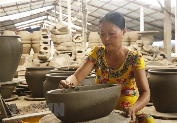 Vinh Long’s pottery village - kingdom of red ceramics ảnh 3