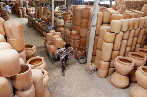 Vinh Long’s pottery village - kingdom of red ceramics ảnh 2
