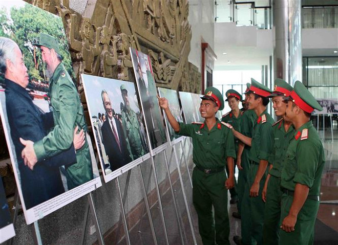 Photo exhibition marks Fidel’s historic visit to Vietnam ảnh 3