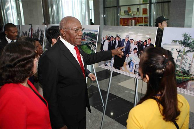 Photo exhibition marks Fidel’s historic visit to Vietnam ảnh 2