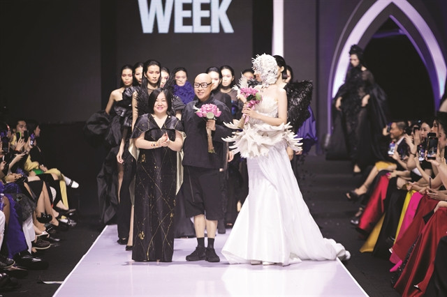 International designers dazzle fashion fans in Hanoi ảnh 1