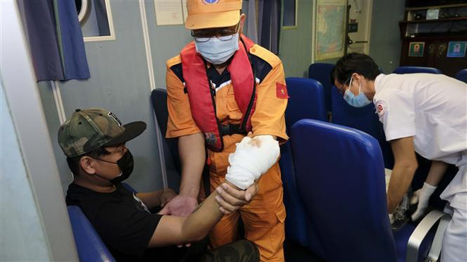 Injured foreign sailor brought ashore for treatment in Khanh Hoa ảnh 1