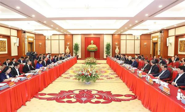 Politburo members discuss review of resolution on HCM City development ảnh 1
