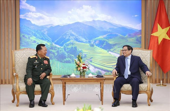 Vietnamese leaders receive Lao Deputy PM, Defence Minister ảnh 2