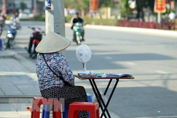 Heat wave continues in northern, central regions ảnh 1