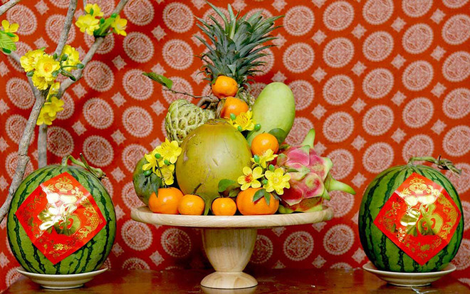 Arranging five-fruit tray during Lunar New Year celebration – a Vietnamese tradition ảnh 2