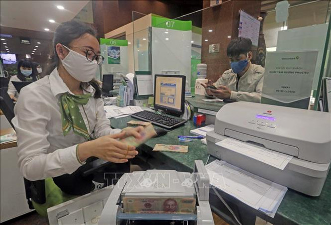 Banks cut lending rates to support pandemic-hit clients ảnh 1