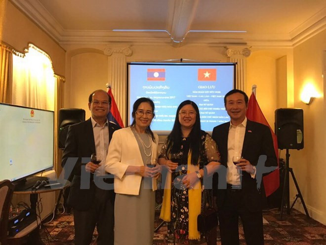 Vietnam-Laos friendship exchange held in UK ảnh 1 Vietnam-Laos friendship exchange held in UK ảnh 1