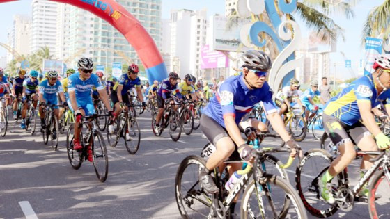 Cyclists pedal to raise fund for AO victims ảnh 1