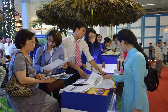 Travel agencies offer big discounts at Hanoi int'l travel mart ảnh 1