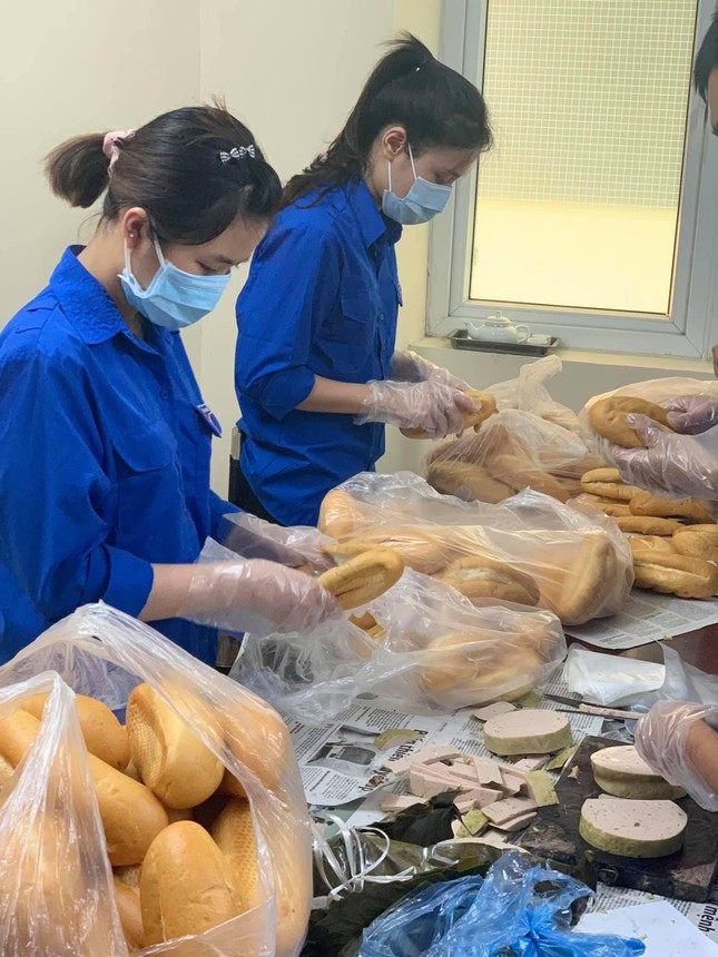 Hanoi volunteers provide free meals to the needy amid social distancing situation ảnh 1