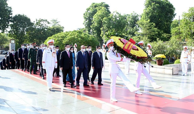Party, State leaders pay tribute to heroic martyrs ảnh 1