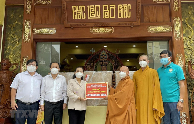 Vietnam Buddhist Sangha presents six ventilators to HCM City ảnh 1 Vietnam Buddhist Sangha presents six ventilators to HCM City ảnh 1