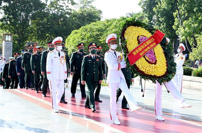Party, State leaders pay tribute to heroic martyrs ảnh 2