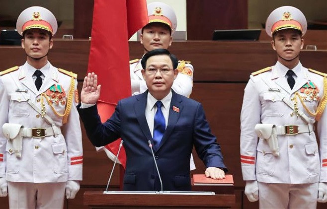 NA Chairman Vuong Dinh Hue takes oath ảnh 1