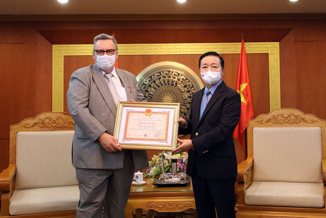 Finnish Ambassador to Vietnam receives "For the Cause of Natural Resources and Environment” insignia ảnh 1 Finnish Ambassador to Vietnam receives "For the Cause of Natural Resources and Environment” insignia ảnh 1