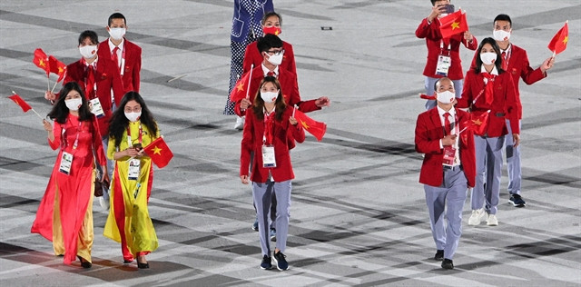 Athletes Lan and Hoang flying the flag for the nation at Tokyo Olympics opening ceremony ảnh 1 Athletes Lan and Hoang flying the flag for the nation at Tokyo Olympics opening ceremony ảnh 1
