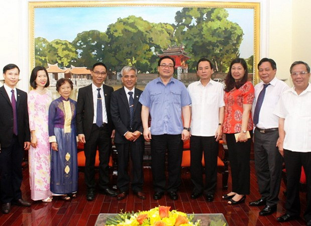 Hanoi Party official receives Baha’i community ảnh 1