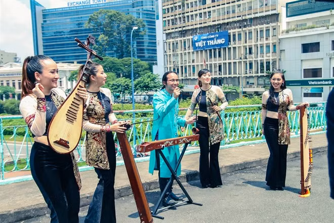 Artists record song to cheer on national football team ảnh 1