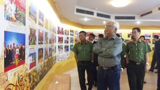 Exhibition features Vietnam-Laos-Cambodia cooperation in crime combat ảnh 1
