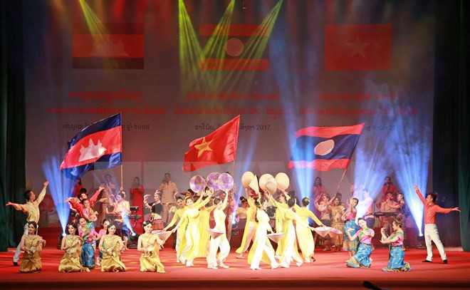 Art performance praises Vietnam-Laos-Cambodia friendship ảnh 1 Art performance praises Vietnam-Laos-Cambodia friendship ảnh 1