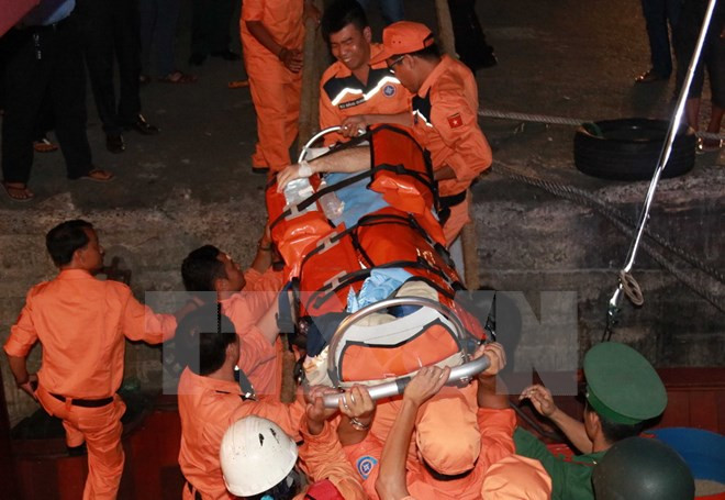 Vietnamese maritime search, rescue team saves unconscious sailors ảnh 1