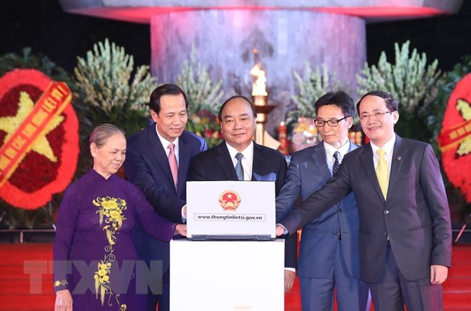 PM Phuc offers incenses to heroic martyrs ảnh 1 PM Phuc offers incenses to heroic martyrs ảnh 1