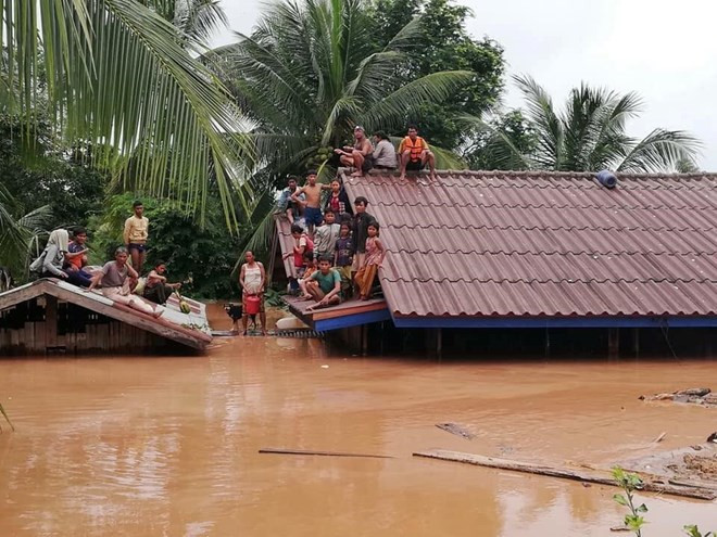 Vietnamese firm tries to take workers out of flooded area in Laos ảnh 1