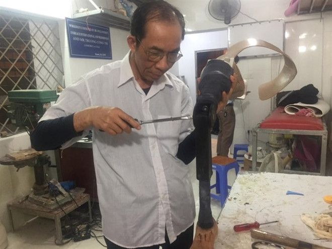 Veteran produces artificial limbs for disabled people ảnh 1