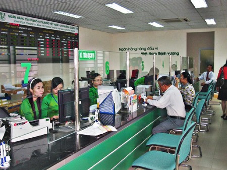 Vietnamese banks to improve gradually in 2017: Fitch ảnh 1