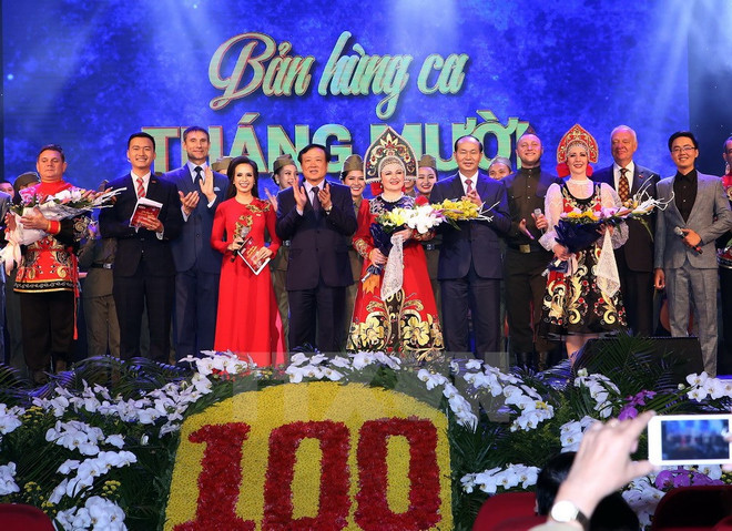 Art programme marks 100th anniversary of October Revolution ảnh 1 Art programme marks 100th anniversary of October Revolution ảnh 1
