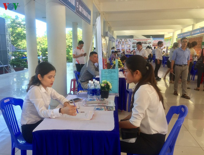 Da Nang job festival draws over 1,000 students, labourers ảnh 1