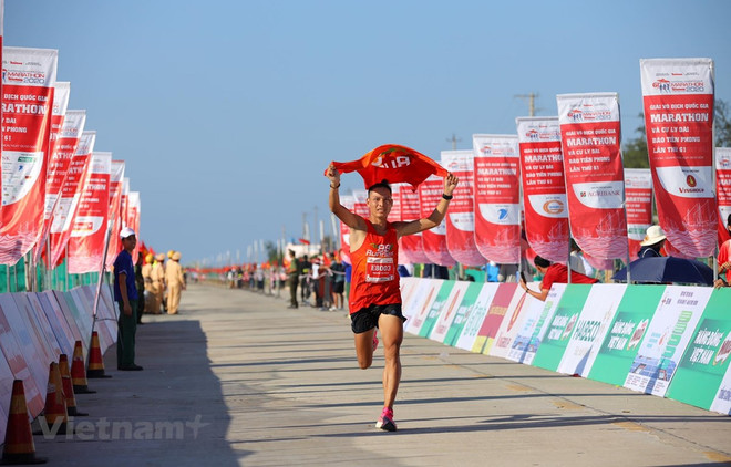 Nearly 2,000 runners compete in 61st Tien Phong Newspaper Marathon ảnh 1 Nearly 2,000 runners compete in 61st Tien Phong Newspaper Marathon ảnh 1