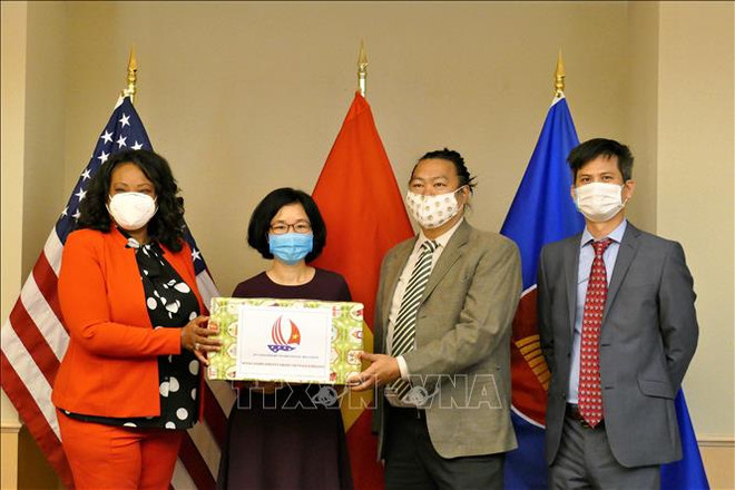 Vietnamese Embassy presents face masks to Washington D.C. ảnh 1 Vietnamese Embassy presents face masks to Washington D.C. ảnh 1