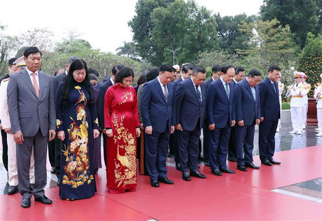 Leaders pay tribute to President Ho Chi Minh on Tet occasion ảnh 2 Leaders pay tribute to President Ho Chi Minh on Tet occasion ảnh 2