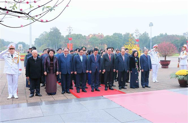 Leaders pay tribute to President Ho Chi Minh on Tet occasion ảnh 1