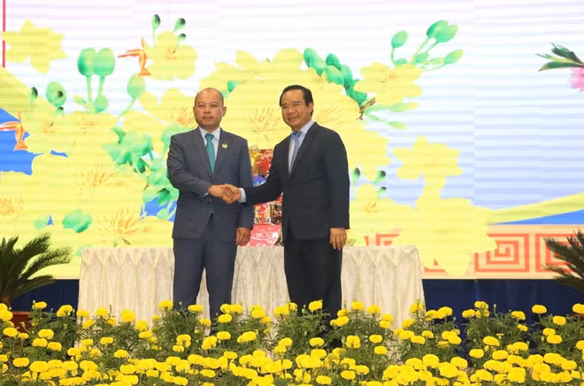 Cambodian delegation pays pre-Tet visit to Long An province ảnh 1