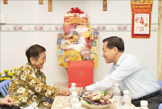 Deputy PM presents Tet gifts to disadvantaged people in An Giang ảnh 1