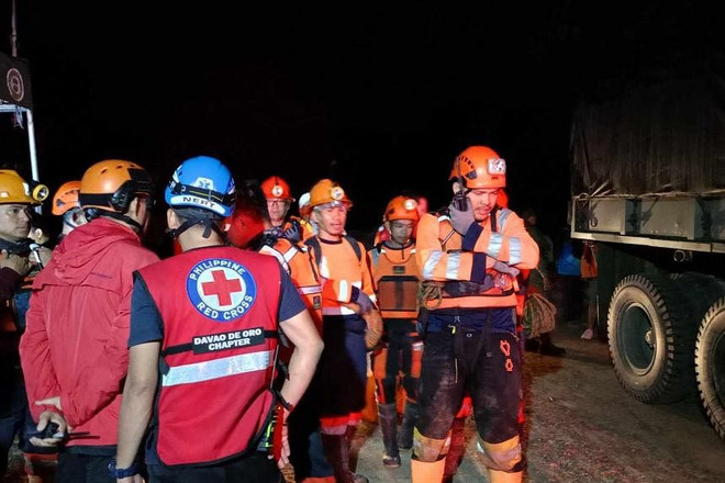 Landslide buries two buses in Philippines, injuring many ảnh 1 Landslide buries two buses in Philippines, injuring many ảnh 1