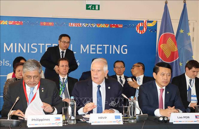 FM meets with EU representatives and foreign counterparts in Belgium ảnh 1 FM meets with EU representatives and foreign counterparts in Belgium ảnh 1