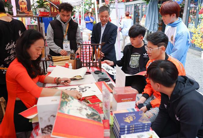 Spring book street promises exciting activities during Tet ảnh 1