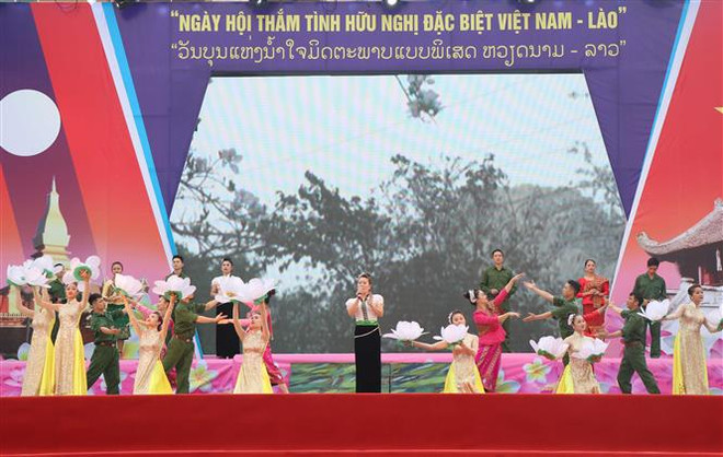Festival celebrates Vietnam-Laos special friendship ảnh 1