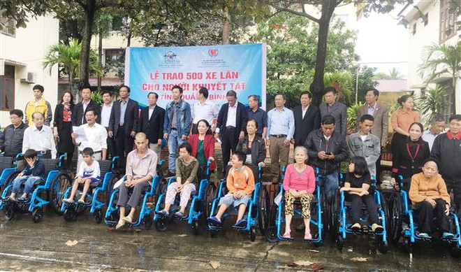 500 wheelchairs presented to the disabled in Quang Binh ảnh 1