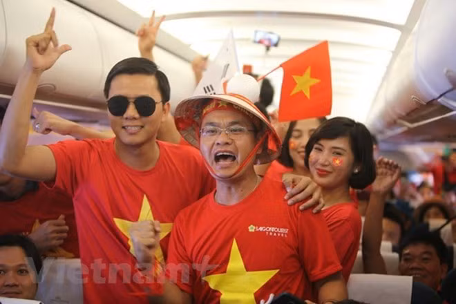 Vietnam Airlines to add flights to Malaysia to serve football fans ảnh 1